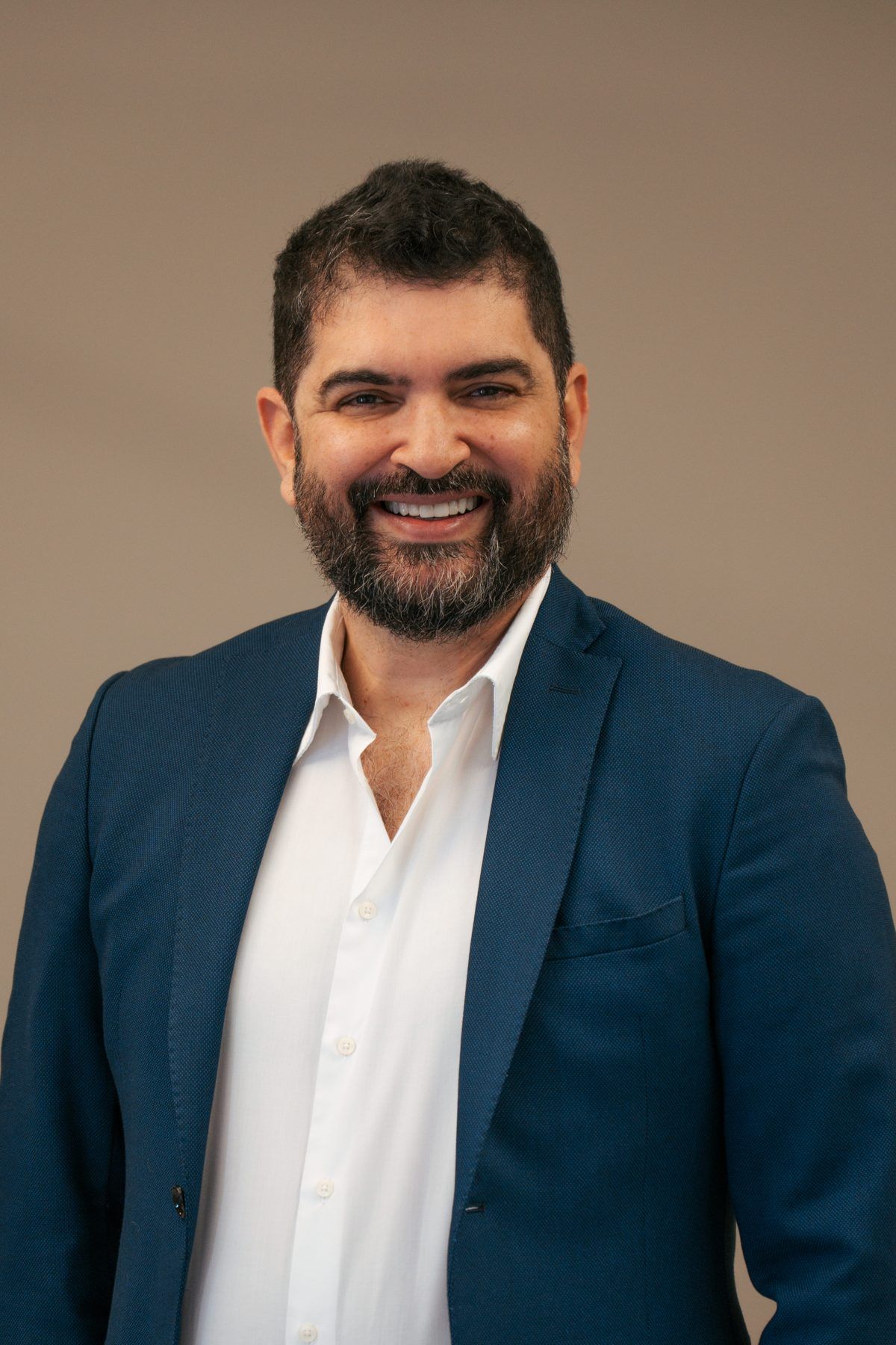 Dr. Charles Farias, cirurgião plástico