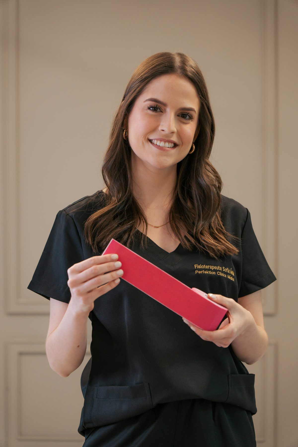 Fisioterapeuta da Perfektion aplicando tape no pós-operatório